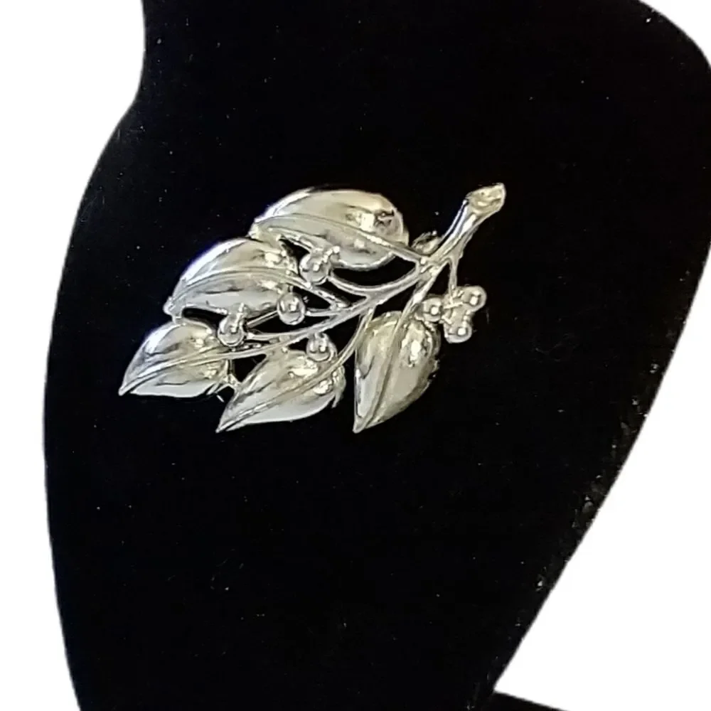 SARAH COVENTRY Berry Leaf Brooch Branch Pin VTG ‎ Silent Spring Silver Tone 1970